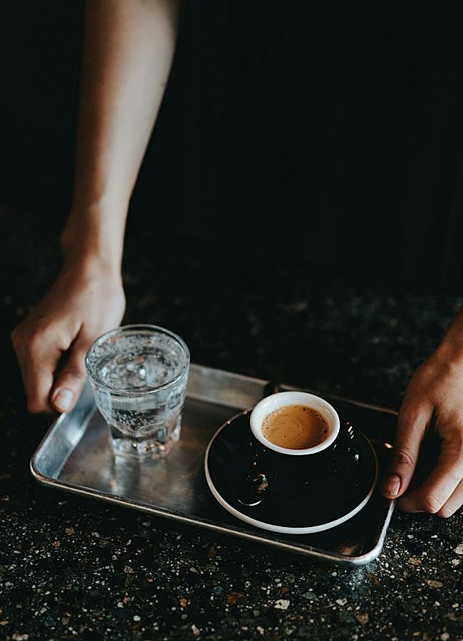Imagen - El expreso siempre debe ir acompañado de un vasito de agua, esté elaborado o no en su versión más tradicional. / Nathan Dumlao 