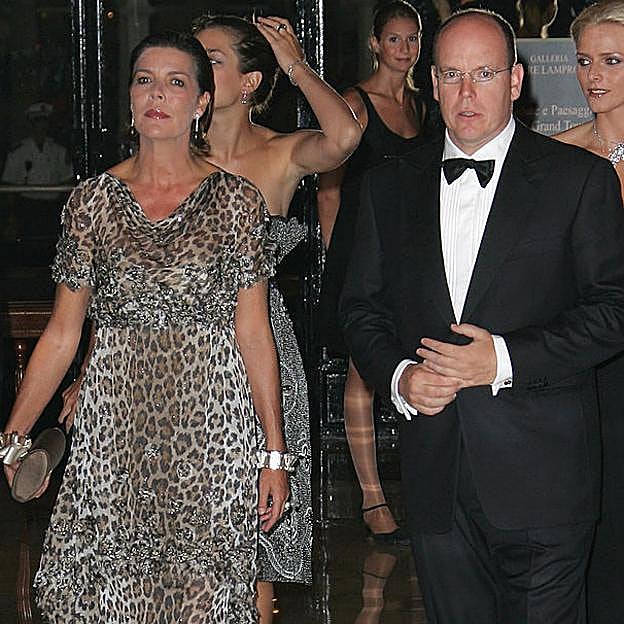 Carolina de Mónaco ya llevó el estampado de leopardo en los 2000: copia su look con este vestido