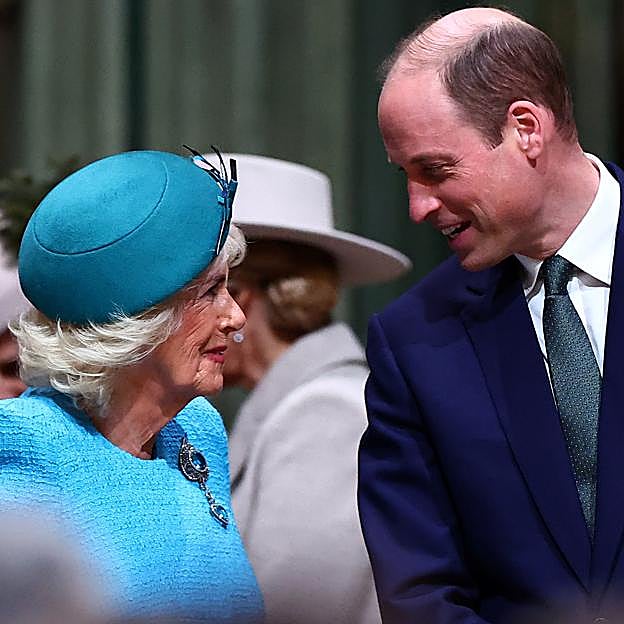 La reina Camilla y el príncipe Guillermo se reparten ahora el peso de la representación de la monarquía británica. 