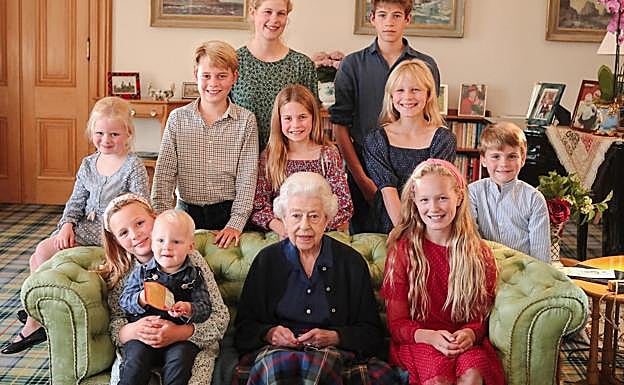 La reina Isabel II rodeada de todos sus bisnietos. / 