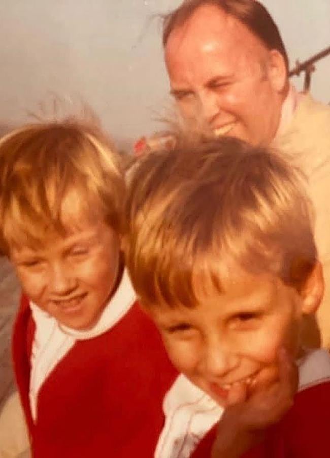 Imagen - Martínez-Almeida y su padre en una imagen de sus redes sociales. / INSTAGRAM