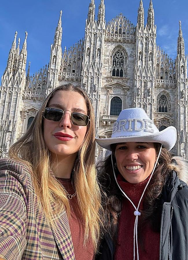Imagen - Teresa Urquijo con una amiga en su despedida de soltera. / INSTAGRAM
