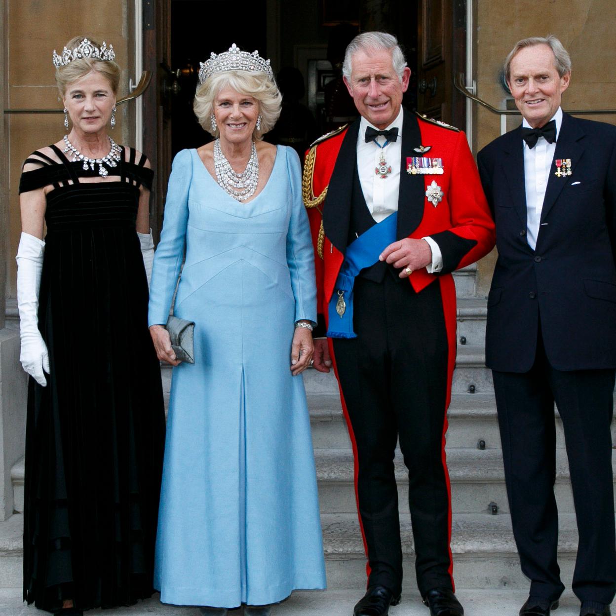 El duque de Wellington junto a los reyes Carlos y Camilla. 