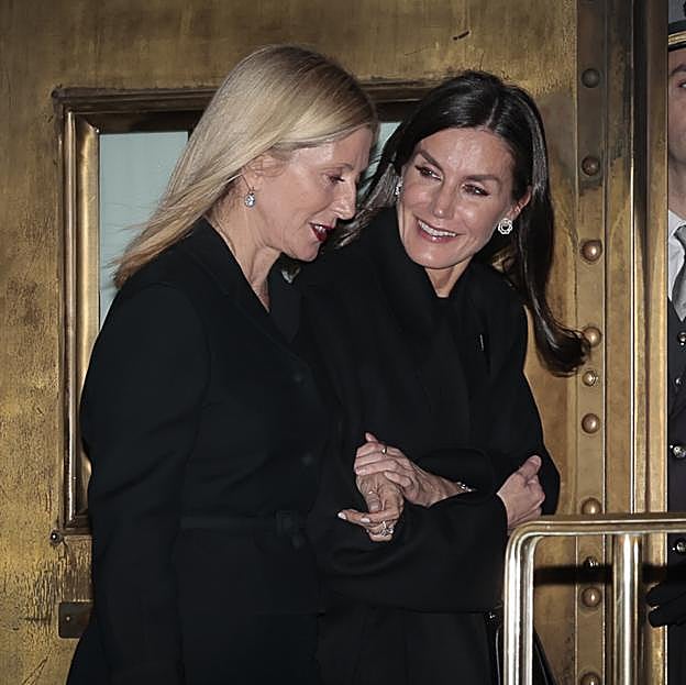 Letizia y Marie-Chantal Miller salen cogidas del brazo de la cena previa al funeral de Constantino de Grecia.