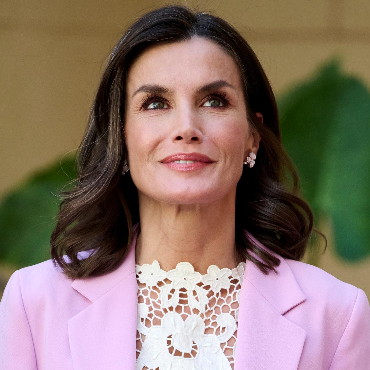 La reina Letizia siempre ha llevado trajes de pantalón, pero en los últimos meses ha recurrido a ellos siempre que ha podido. 