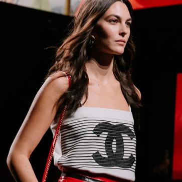 Imagen secundaria 1 - Camisa blanca de Carolina Herrera (220 euros); top de rayas marineras de Chanel (2.300 euros) y cárdigan de cashmere de Zadig&Voltaire (435 euros en El Corte Inglés).