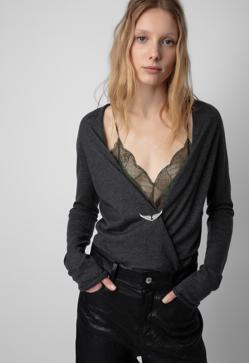 Imagen secundaria 2 - Camisa blanca de Carolina Herrera (220 euros); top de rayas marineras de Chanel (2.300 euros) y cárdigan de cashmere de Zadig&Voltaire (435 euros en El Corte Inglés).