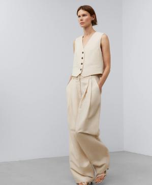 Imagen secundaria 1 - Vaqueros de Louis Vuitton (1.350 euros); pantalones sastre de Adolfo Domínguez (220 euros) y falda negra dénim de Max Mara (450 euros).