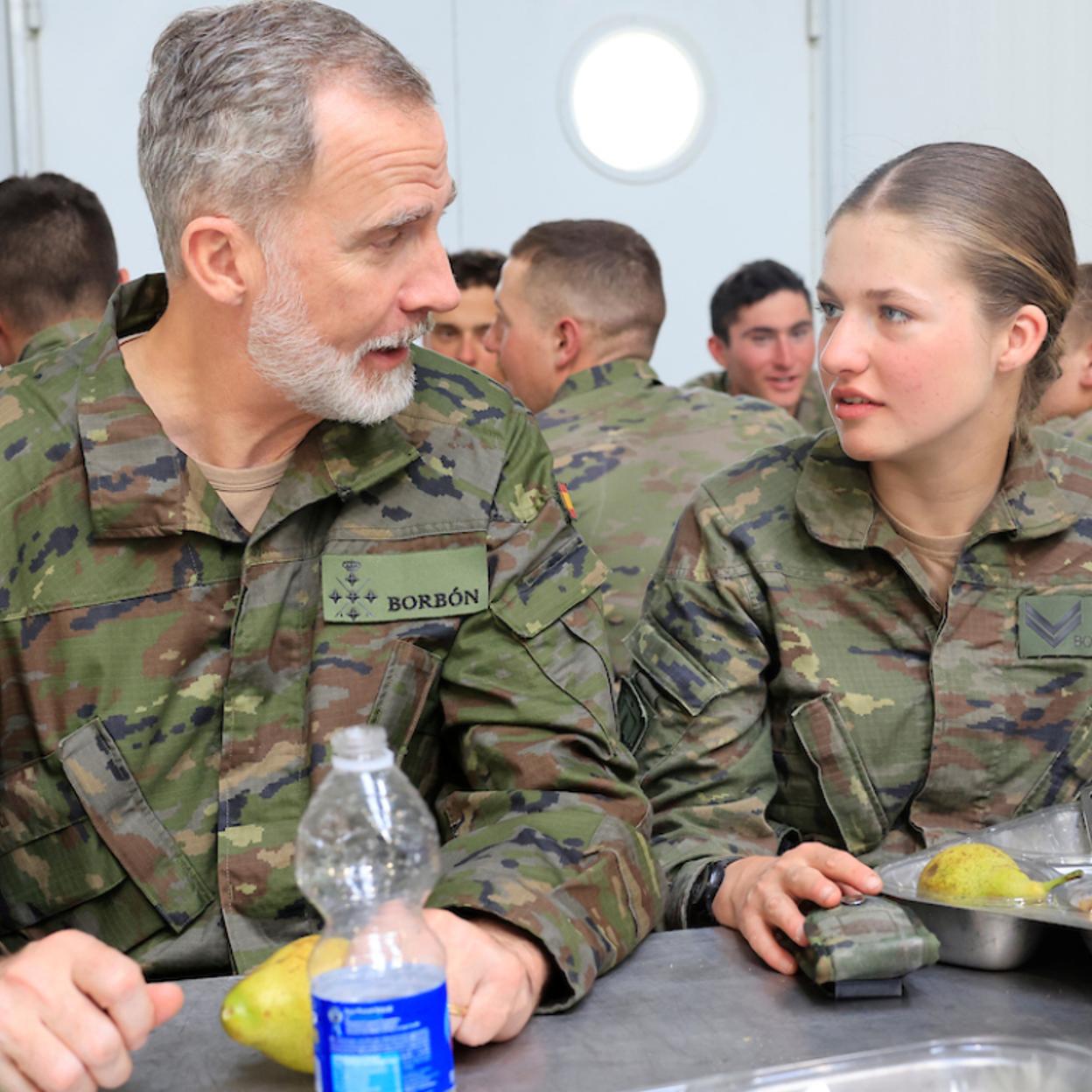 El rey Felipe y su hija Leonor, intercambiiando impresiones. 