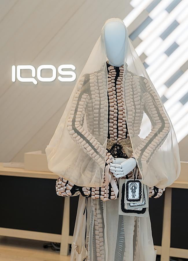 Imagen - La reinterpretación que ha hecho Leandro Cano de la cobijada. en la tienda de IQOS.