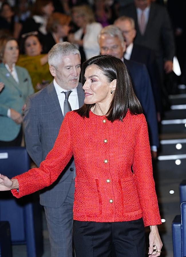 Imagen - La chaqueta roja de la reina Letizia. / LIMITED PICTURES