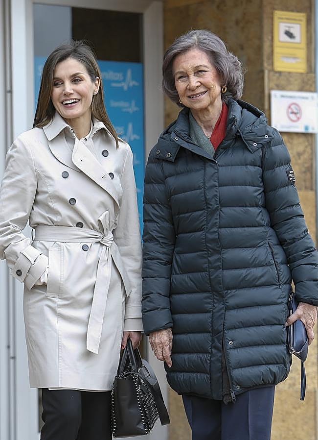 Imagen - La reina Sofía en 2018 con un plumífero de Ecoalf. / GTRES