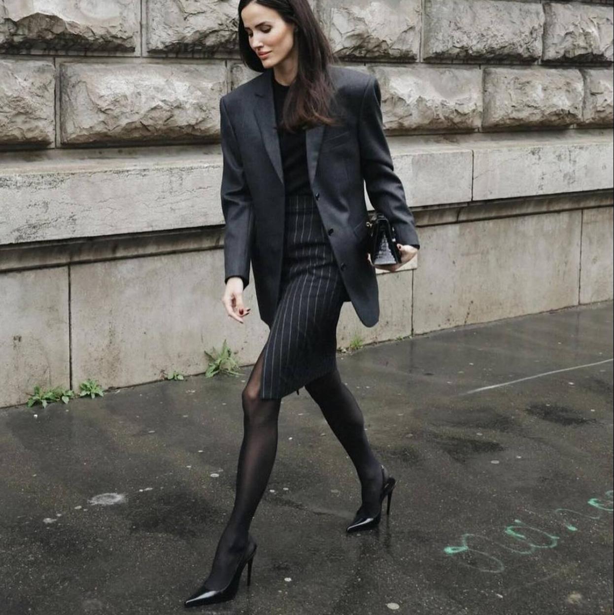 Influencer con zapatos de tacón elegantes