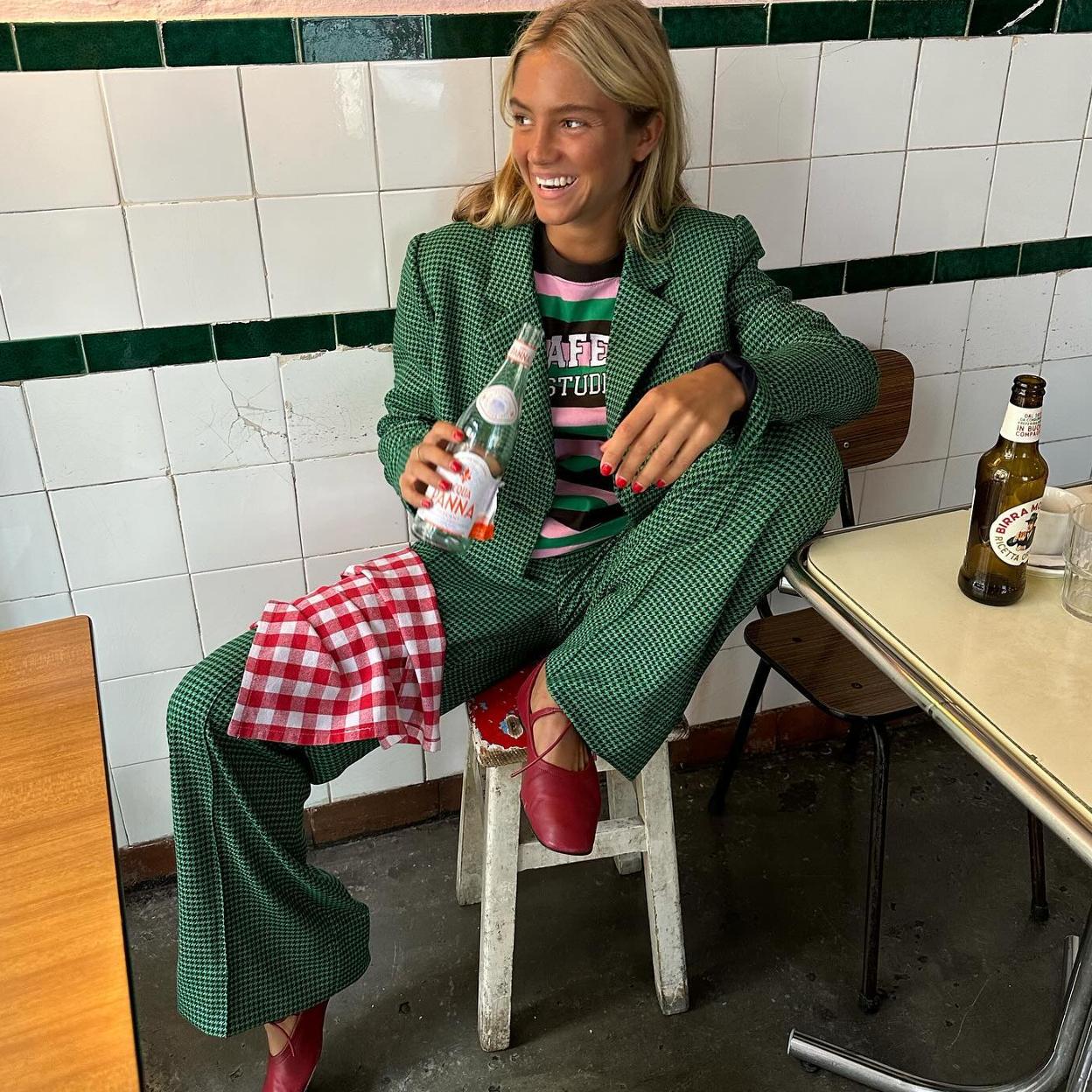 Influencer Caetana Botelho Afonso con zapatos rojos