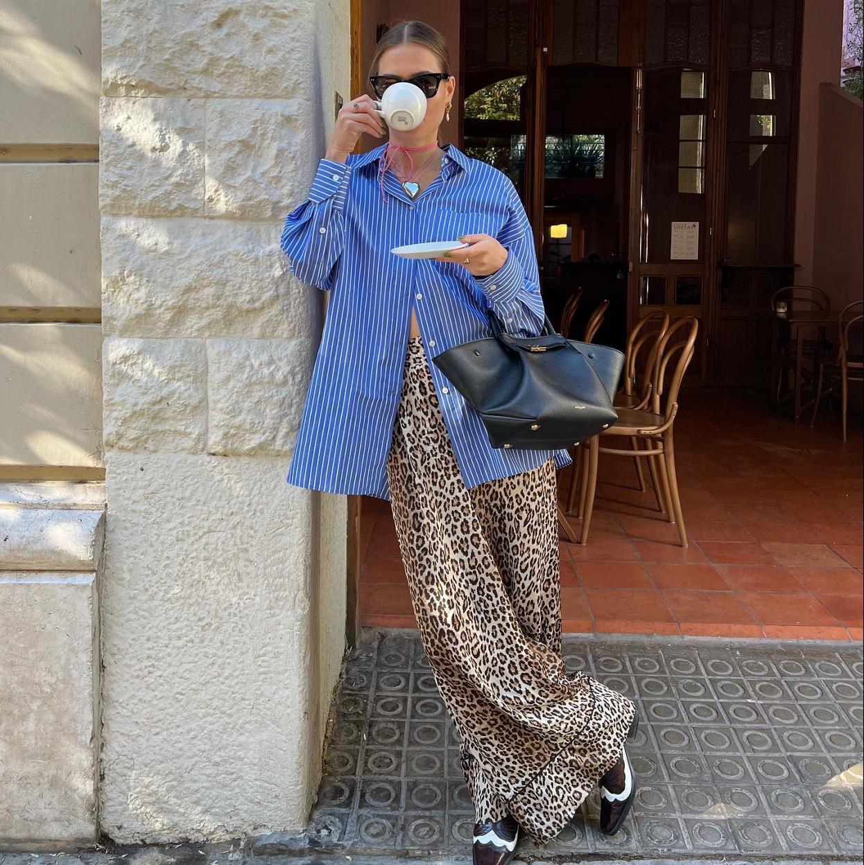 Una influencer con el look con pantalones de leopardo.