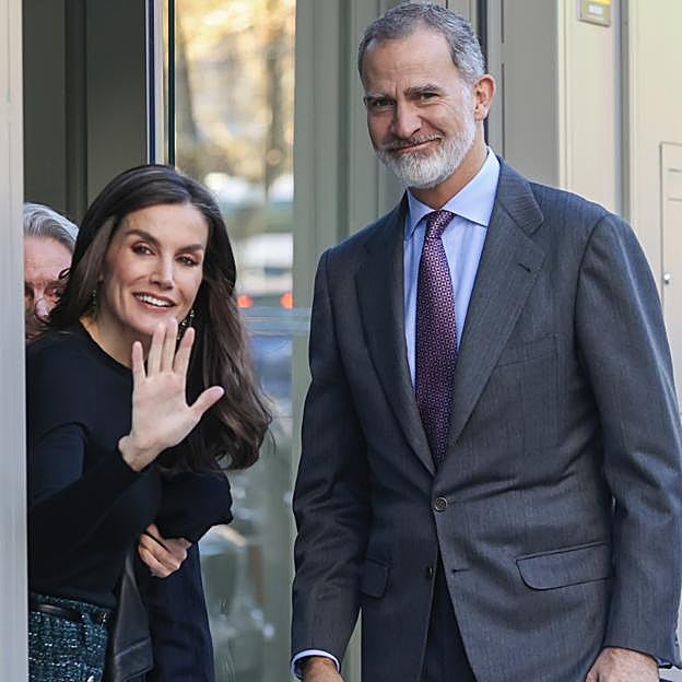 Felipe y Letizia, fotografiados a la salida del restaurante en el que la infanta Elena celebró su 60 cumpleaños.