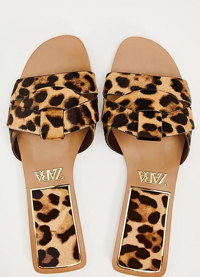 Imagen - Sandalias plana de piel con estampado animal de Zara (29,99€)