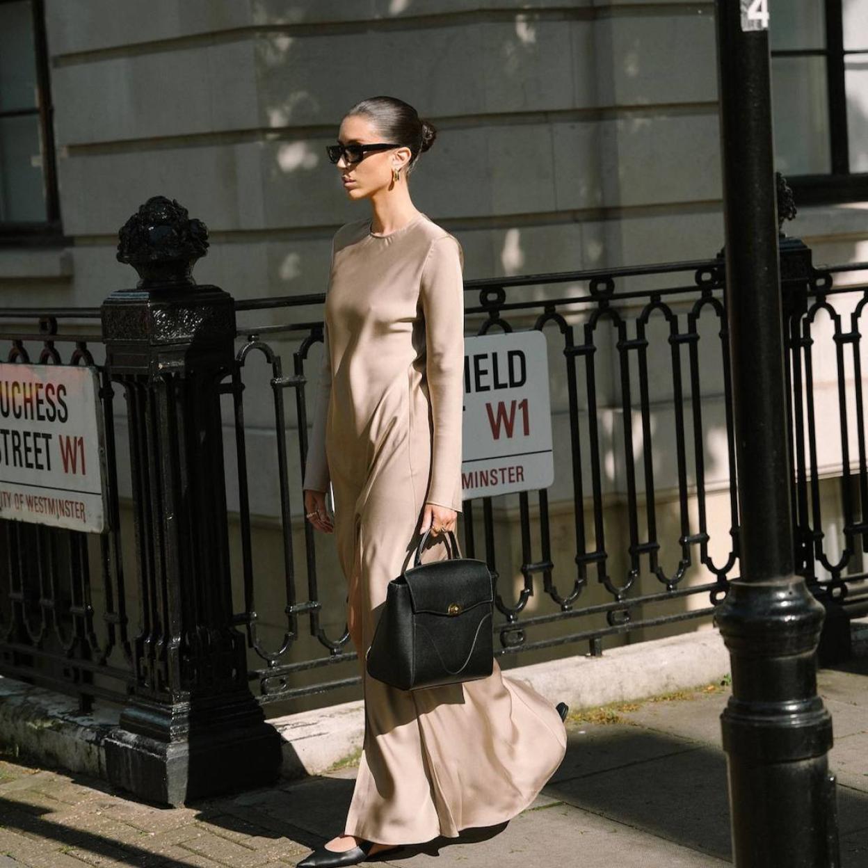 Influencer con vestido minimal elegante