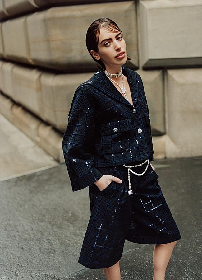 Imagen - Traje de chaqueta con cuello marinero y bermudas, collares y cinturón, todo de Chanel. Fotografía: Agata Serge Estilismo: Sarah Gore Reeves