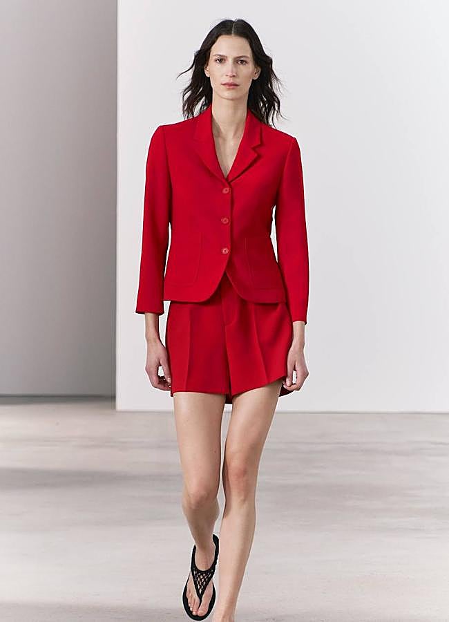 Imagen - Traje con shorts color rojo