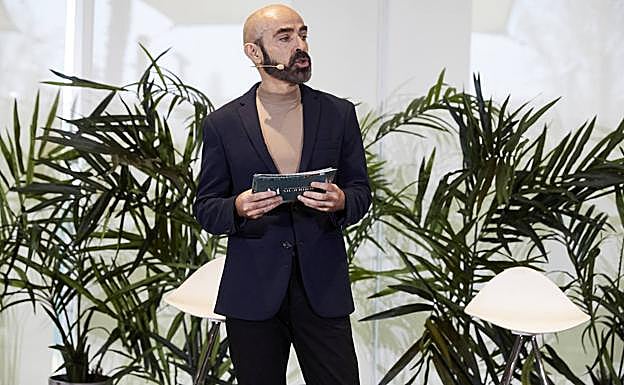 Javier Díaz de Lezana, coordinador web de Mujerhoy y presentador de nuestros Premios Motor 2024.