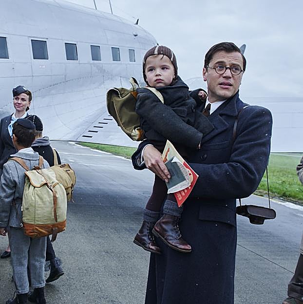 Johnny Flynn como Nicholas Winton en su juventud, cuando ayudó a salvar a más de seiscientos niños judíos que escapaban de la amenaza nazi en Checoslovaquia. 