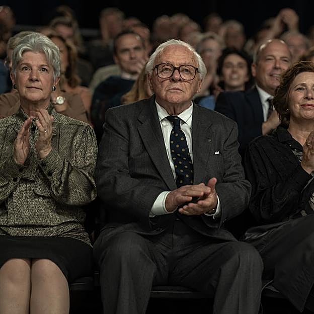 Anthony Hopkins como Nicholas Winton en la secuencia que recrea su aparición en el programa de la BBC en el que estaba rodeado de las personas que había salvado 50 años antes.