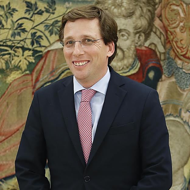 Así son los hermanos del alcalde Almeida: la más colchonera, su mejor aliada, su rival en política...