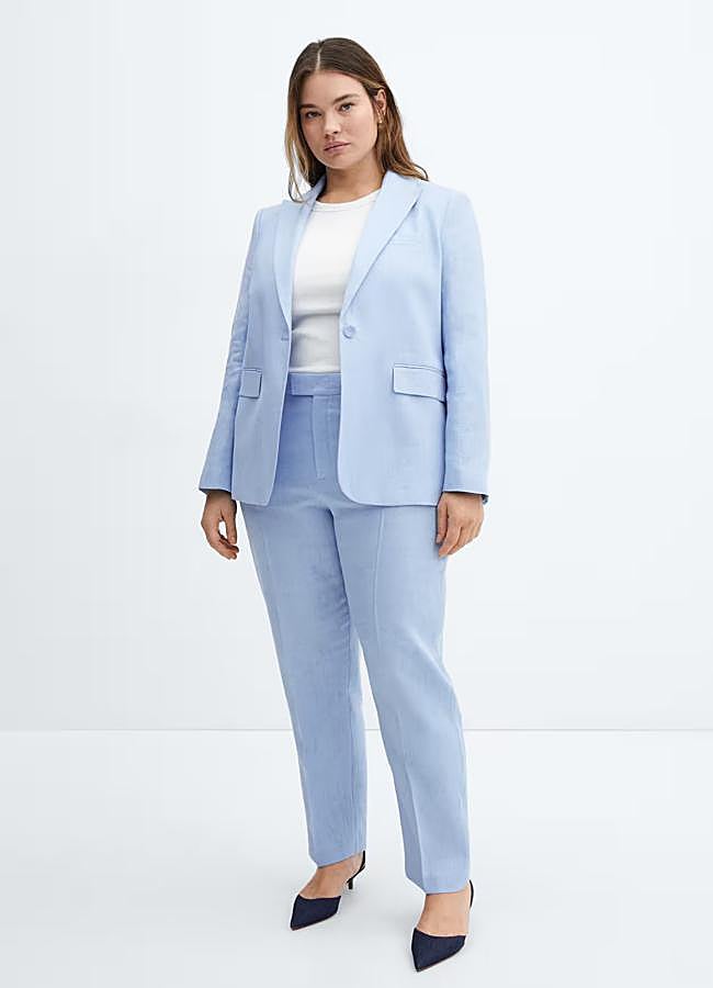 Imagen - Blazer de lino en azul pastel de Mango.