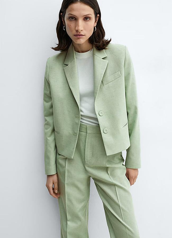 Imagen - Blazer estilo crop en verde pastel de Mango.