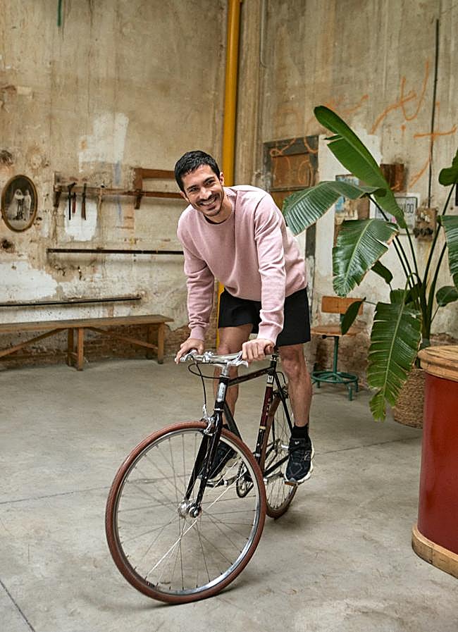 Imagen - Chino Darín lleva jersey de Mango, bermudas de Gucci y deportivas 9060 de New Balance. La bicicleta es de Rent&Roll. Fotografía: Elena Olay / Estilismo: Gervasio Pérez.
