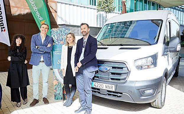 El equipo de Ford junto al Ford E-Transit 100% eléctrica.