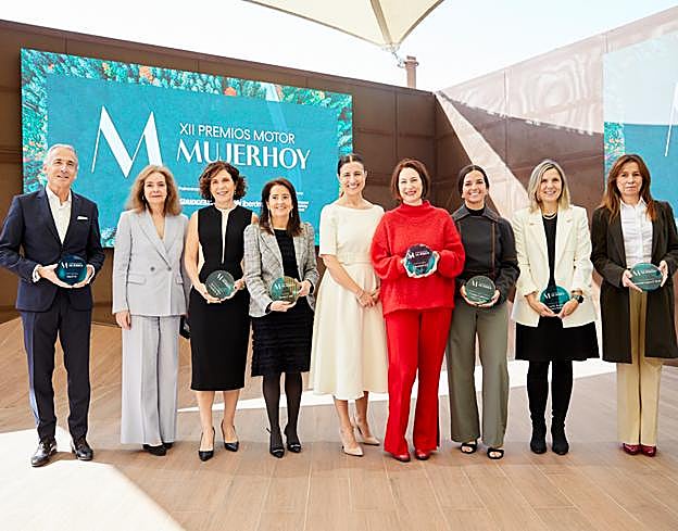 Imagen principal - Los ganadores posan en El Jardín de Vocento con sus galardones de estos Premios Motor Mujerhoy 2024, que han sido posibles gracias el patrocinio de Bridgestone e Iberdrola y la colaboración de Europcar Mobility Group.