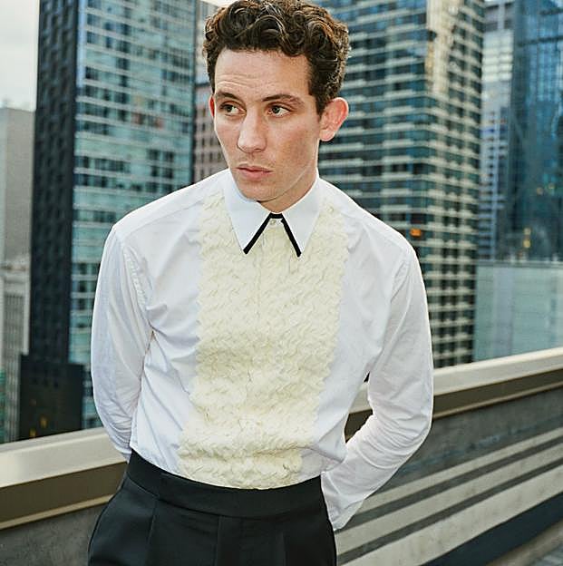 Josh O'Connor: el Carlos de Inglaterra de The Crown que tiene alma hippie, obsesiona a los directores más cool y es imagen de Loewe