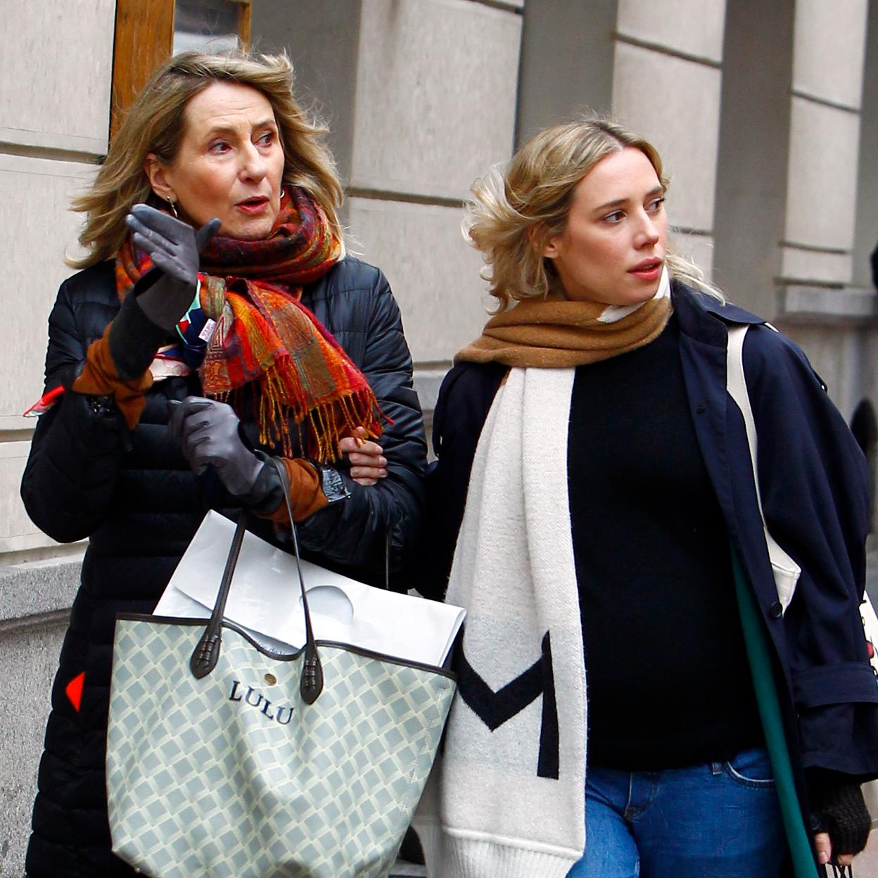 Lucila Domecq y su hija, Lulu Figueroa, de compras. 