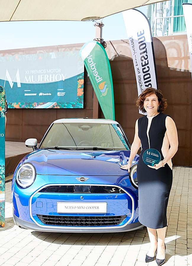 Imagen - Pilar García de la Puebla junto al nuevo Mini Cooper eléctrico. Foto: Álex Rivera.