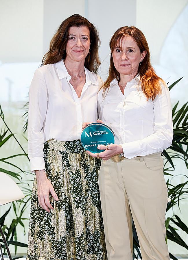 Imagen - Constanza Pasqual de Pobil, directora de Comunicación de Bridgestone SWR, entrega el Premio al Mejor Coche para Viajar a Susana Ugidos, head of Marketing de Renault. Foto: Álex Rivera.