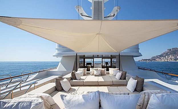 La cubierta del Drizzle, el yate de Amancio Ortega. 