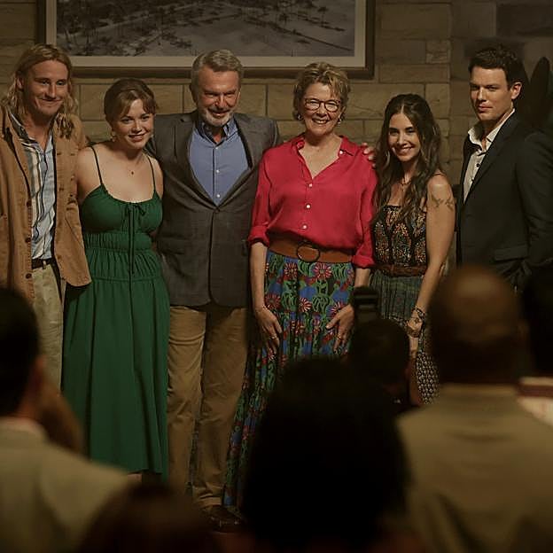 En el centro de la imagen, Sam Neill y Annette Bening en Apples Never Fall, la nueva serie de Liane Moriarty.