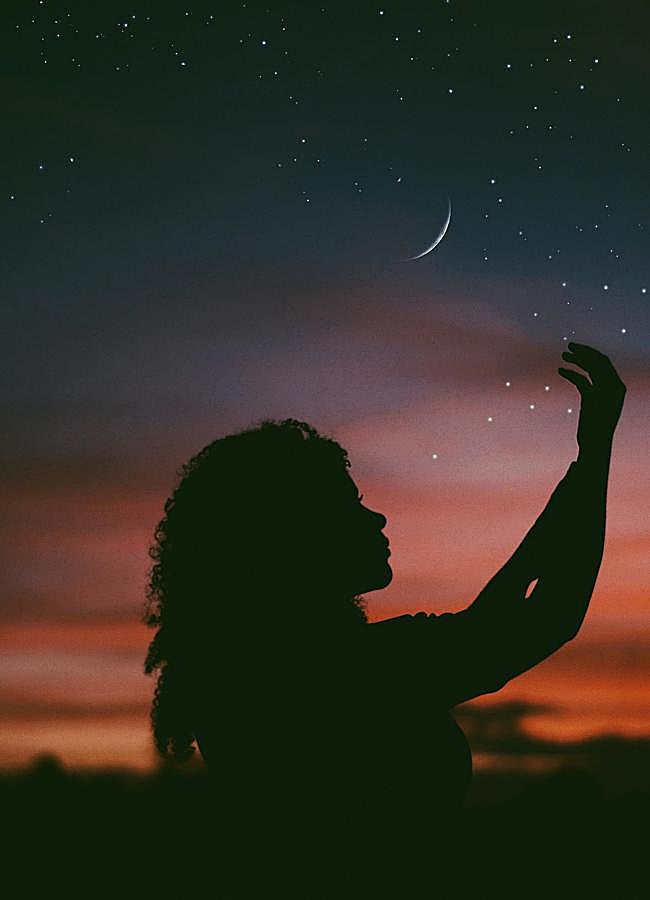 Imagen - Mujer con luna/PEXELS