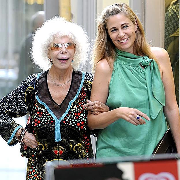 Inka Martí, junto a la duquesa de Alba en una imagen de archivo. 