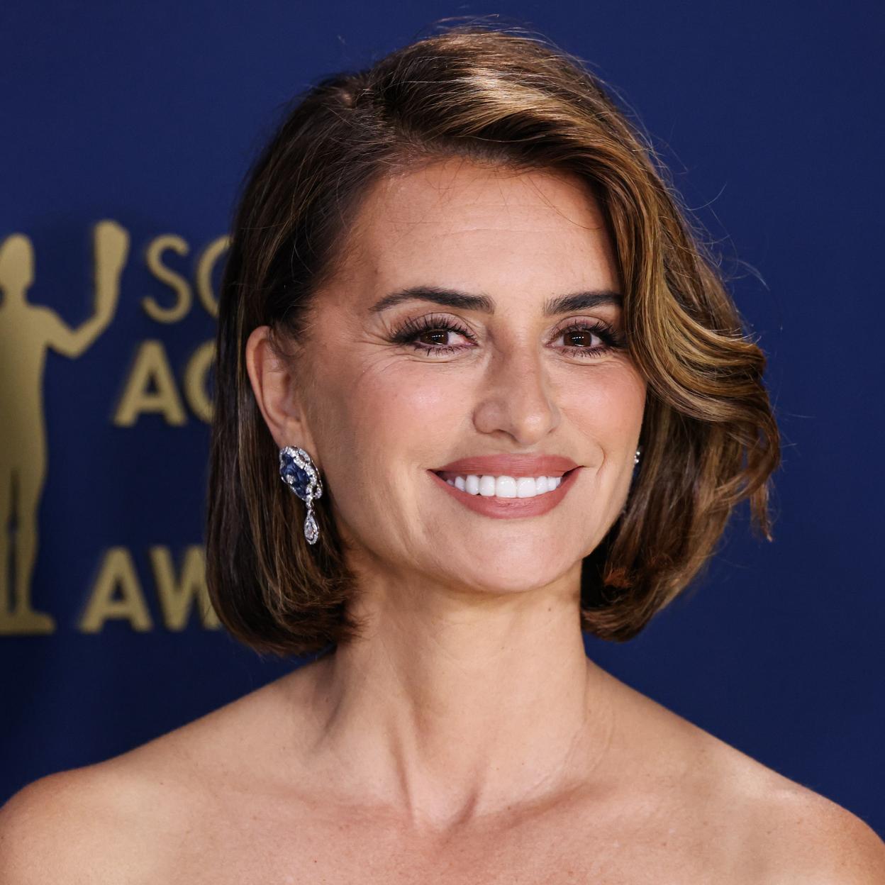 Estas joyas finas quedan genial con vestidos de palabra de honor.