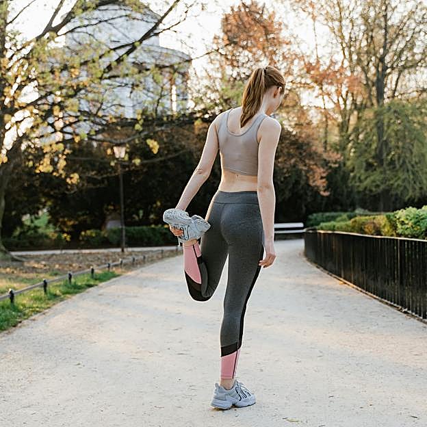 Mujer corriendo por un parque. 