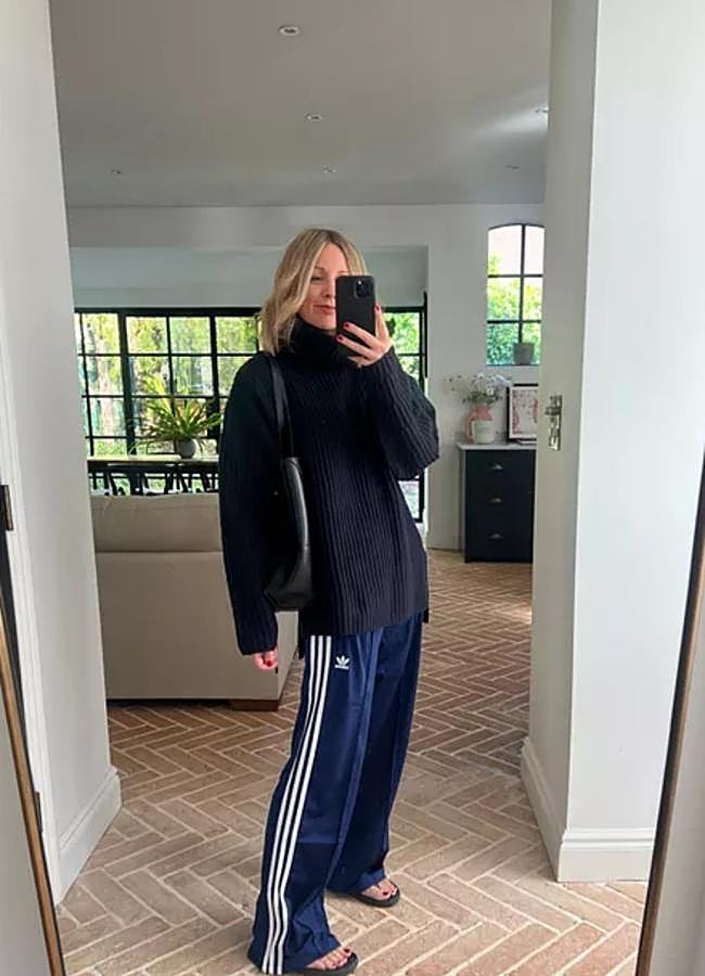Imagen - La influencer Emma Rose con los Firebird Loose de Adidas en azul marino/ @emmarosestyle