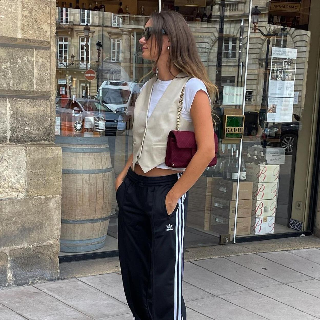 La influencer Anne Laure Mais con los pantalones de chándal de Adidas