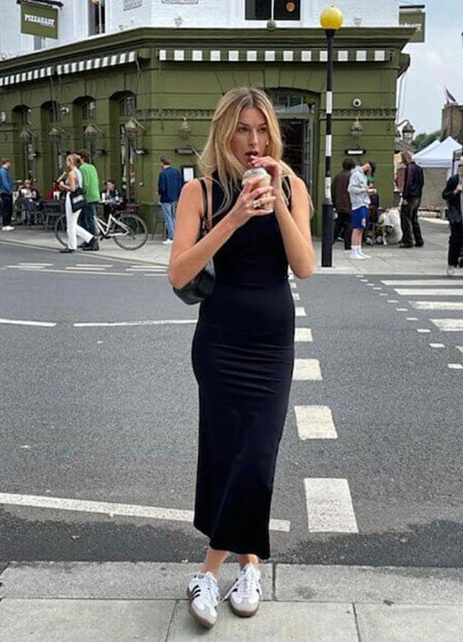 Imagen - La influencer Camille Charriere con las zapatillas adidas Samba/@CAMILLECHARRIERE