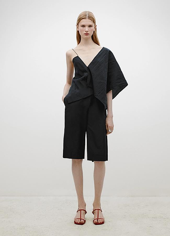 Imagen - Bermudas y blusa asimétrica en color negro de Massimo Dutti.