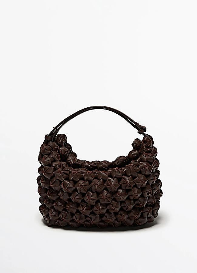 Imagen - Bolso trenzado de piel en marrón de Massimo Dutti.