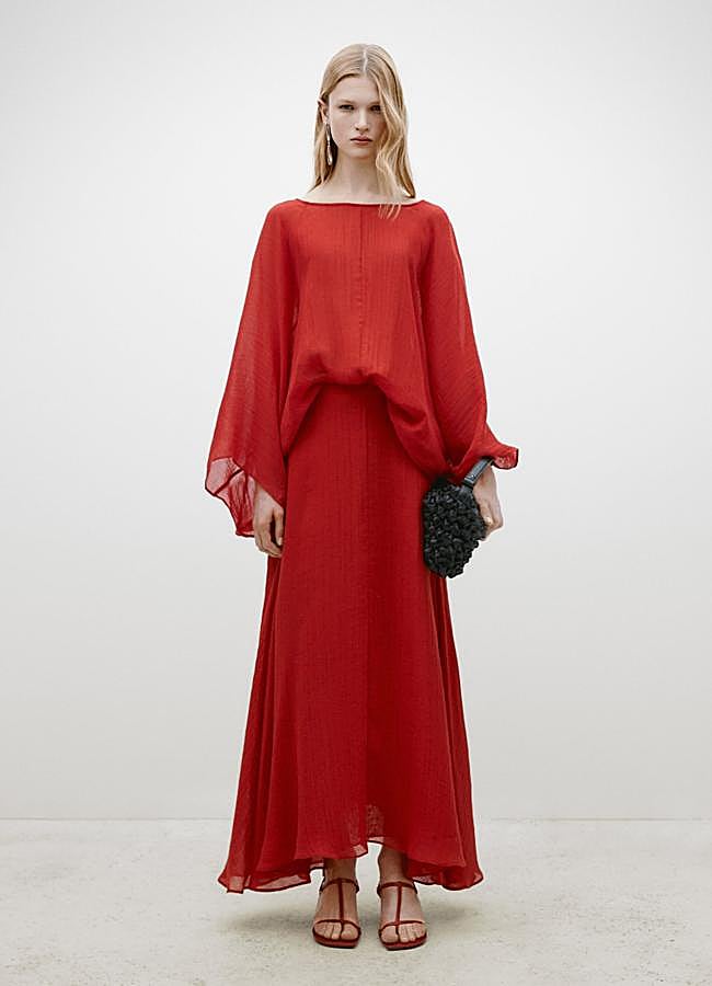 Imagen - Blusa y falda larga fluida en rojo de Massimo Dutti.