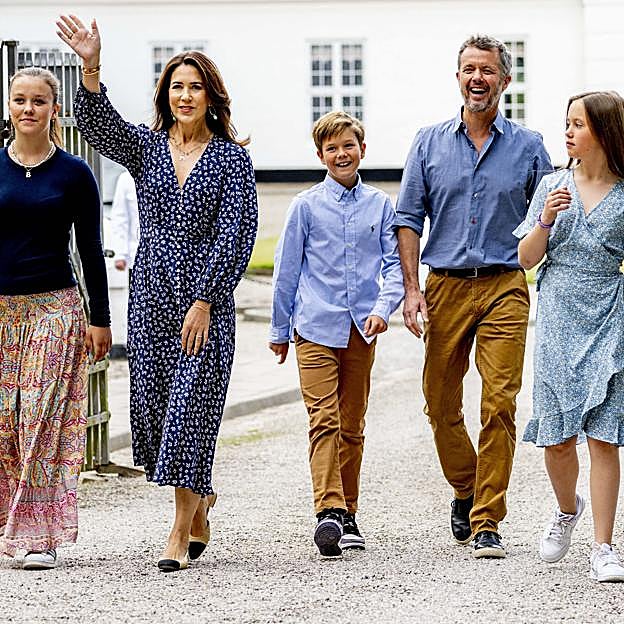 Mary y Federico de Dinamarca junto a sus hijos. 